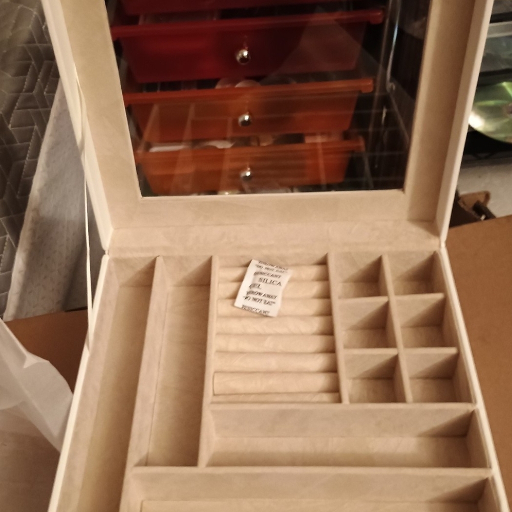 Elegant Cream Jewelry Organizer